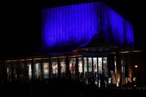 podświetlone na niebiesko budynki użyteczności publicznej