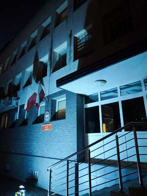 podświetlony na niebiesko budynek KPP w Mońkach