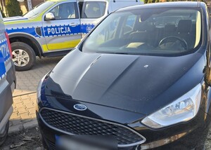 zatrzymany pojazd Ford oraz stojący obok radiowóz