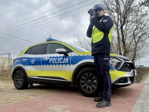 policjant mierzący prędkość