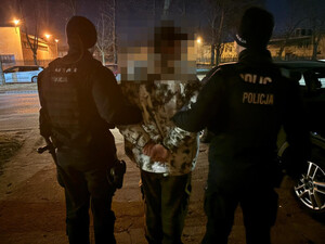 policjanci z zatrzymanym