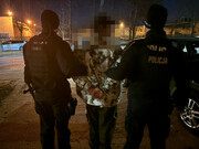 policjanci z zatrzymanym