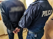 policjant i osoba zatrzymana