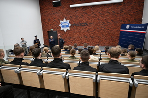 uczniowie z wizytą w Komendzie Głównej Policji