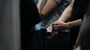 POLICJANCI SZKOLĄ UCZESTNIKÓW SZKOLENIA Z SAMOOBRONY