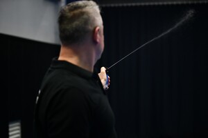 POLICJANCI SZKOLĄ UCZESTNIKÓW SZKOLENIA Z SAMOOBRONY