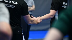 POLICJANCI SZKOLĄ UCZESTNIKÓW SZKOLENIA Z SAMOOBRONY