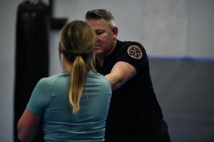 POLICJANCI SZKOLĄ UCZESTNIKÓW SZKOLENIA Z SAMOOBRONY