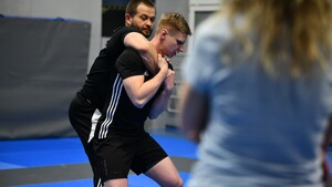 POLICJANCI SZKOLĄ UCZESTNIKÓW SZKOLENIA Z SAMOOBRONY