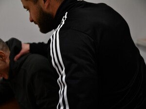 POLICJANCI SZKOLĄ UCZESTNIKÓW SZKOLENIA Z SAMOOBRONY