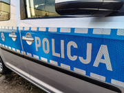 bok radiowozu z napisem policja