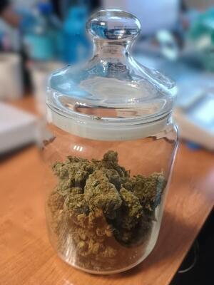 zielona substancja zbrylowana w słoiku