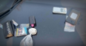 zawiniątka z białą substancją, e papieros i inne rzeczy