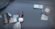 zawiniątka z białą substancją, e papieros i inne rzeczy