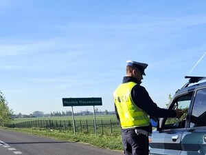 zdjęcie poglądowe, policjant bada trzeźwość
