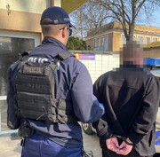 policjant z zatrzymanym