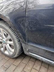 zarysowany samochód