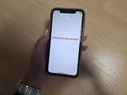 w ręku telefon na ekranie napis uwaga na oszustów