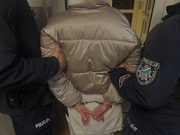 policjanci z zatrzymana osoba