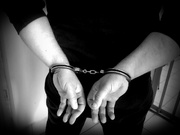 zdjęcie poglądowe- ręce w kajdankach