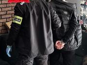 policjant z zatrzymanym