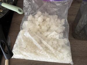 biały kryształ w woreczku strunowym