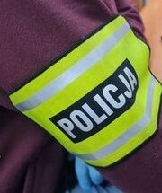 opaska na rękawie z napisem policja