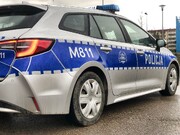 radiowóz policyjny widziany z boku