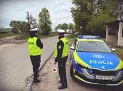 policjanci z radiowozem