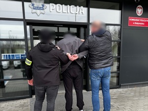 policjanci z zatrzymanym
