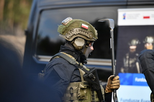 policjanci podczas szkolenia breacherskieg- pokonują przeszkody jak drzwi, okna