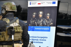 policjanci podczas szkolenia breacherskieg- pokonują przeszkody jak drzwi, okna