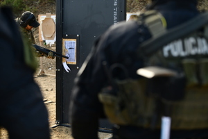 policjanci podczas szkolenia breacherskieg- pokonują przeszkody jak drzwi, okna