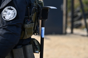 policjanci podczas szkolenia breacherskieg- pokonują przeszkody jak drzwi, okna