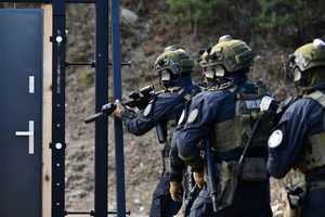 policjanci podczas szkolenia breacherskieg- pokonują przeszkody jak drzwi, okna
