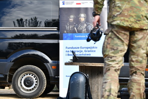 policjanci podczas szkolenia breacherskieg- pokonują przeszkody jak drzwi, okna