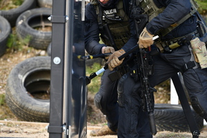 policjanci podczas szkolenia breacherskieg- pokonują przeszkody jak drzwi, okna