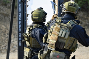 policjanci podczas szkolenia breacherskieg- pokonują przeszkody jak drzwi, okna