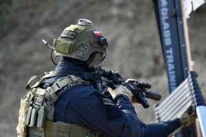 policjanci podczas szkolenia breacherskieg- pokonują przeszkody jak drzwi, okna