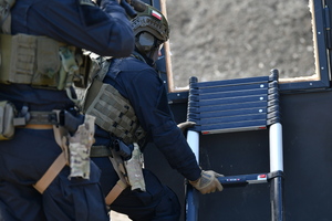 policjanci podczas szkolenia breacherskieg- pokonują przeszkody jak drzwi, okna