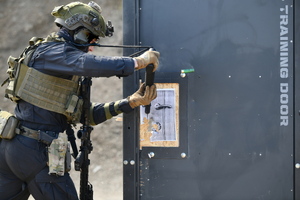policjanci podczas szkolenia breacherskieg- pokonują przeszkody jak drzwi, okna