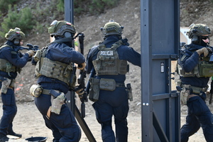 policjanci podczas szkolenia breacherskieg- pokonują przeszkody jak drzwi, okna