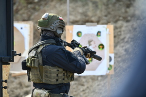 policjanci podczas szkolenia breacherskieg- pokonują przeszkody jak drzwi, okna