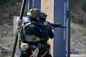 policjanci podczas szkolenia breacherskieg- pokonują przeszkody jak drzwi, okna