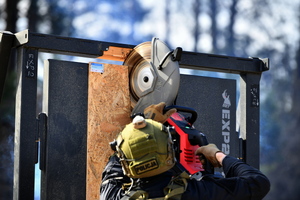 policjanci podczas szkolenia breacherskieg- pokonują przeszkody jak drzwi, okna