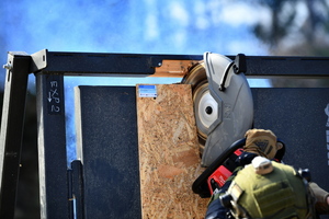 policjanci podczas szkolenia breacherskieg- pokonują przeszkody jak drzwi, okna