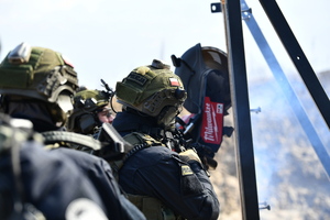 policjanci podczas szkolenia breacherskieg- pokonują przeszkody jak drzwi, okna