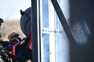 policjanci podczas szkolenia breacherskieg- pokonują przeszkody jak drzwi, okna