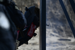 policjanci podczas szkolenia breacherskieg- pokonują przeszkody jak drzwi, okna