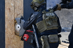 policjanci podczas szkolenia breacherskieg- pokonują przeszkody jak drzwi, okna